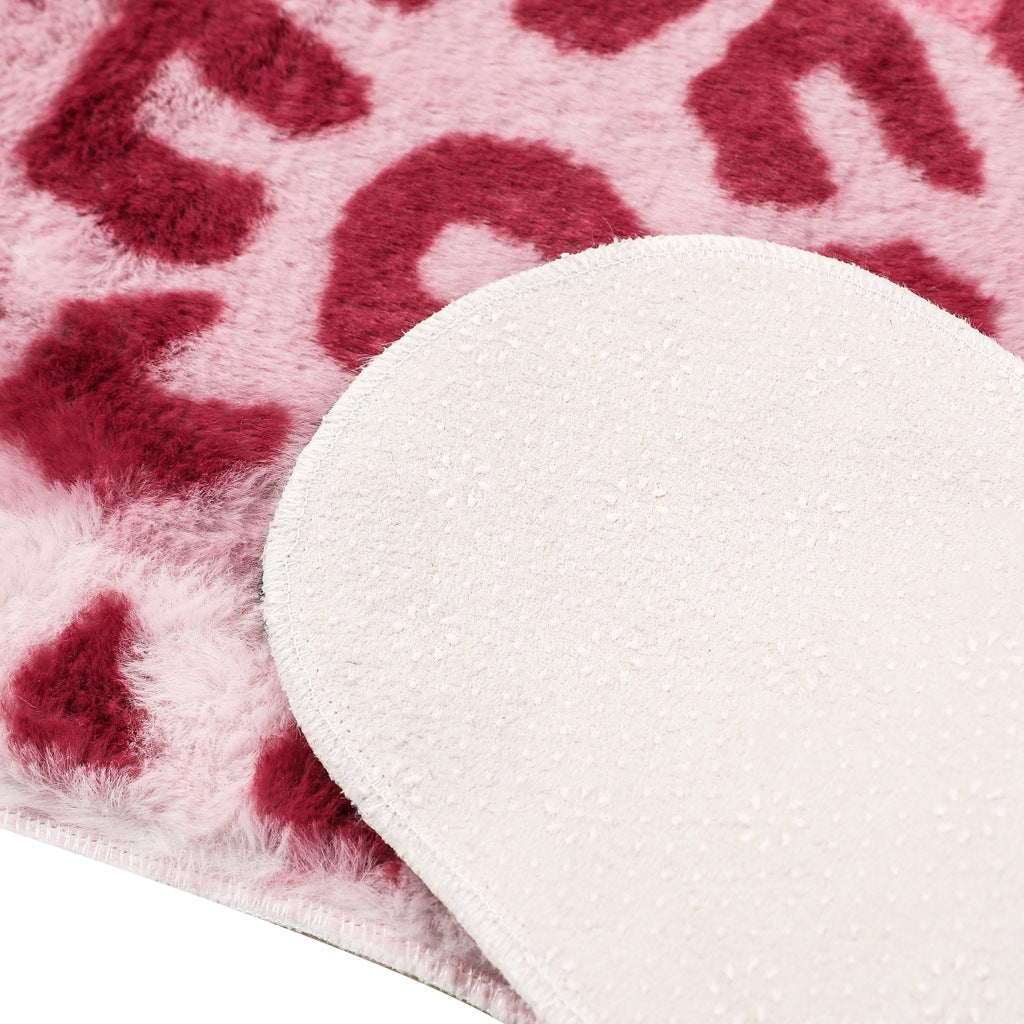 Luksuriøst rødt leopardteppe, et mykt gulvteppe med trendy dyretrykk som passer inn i ethvert hjem.