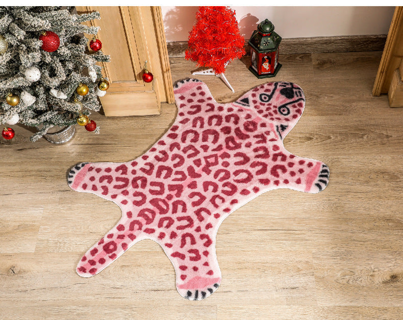 Unikt rødt leopardteppe med dristig design, et dekorativt gulvteppe som moderniserer stue og soverom.