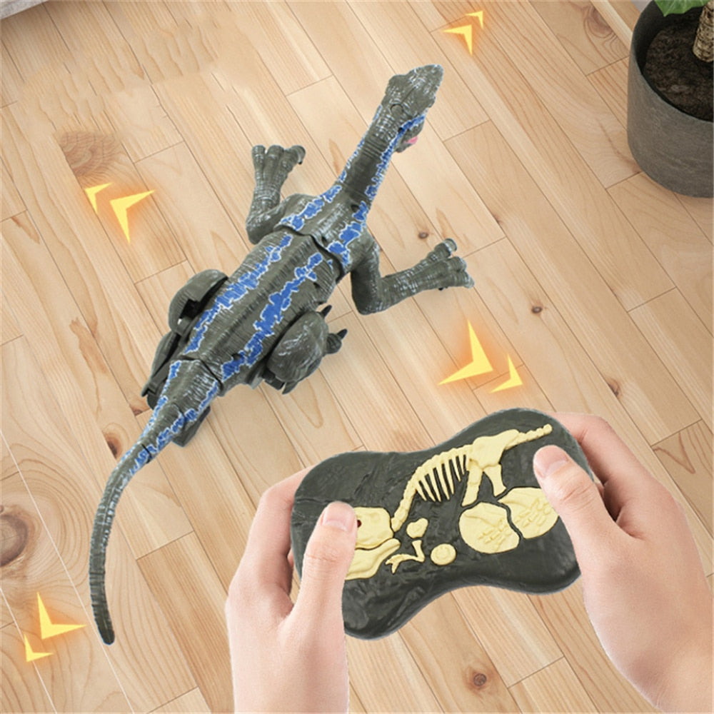 Gutt styrer RC dinosaur. Barnas favoritt-leketøy, fjernstyrt Velociraptor som går og brøler realistisk.