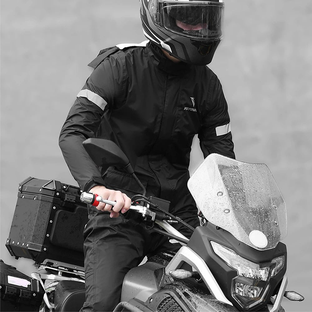 Tørr og fornøyd motorsyklist i vanntett regndress med reflekser. Optimalt sikkerhetsutstyr for pendling.