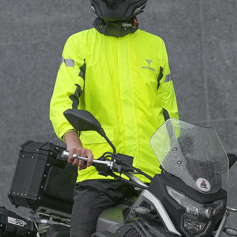 Forseglede sømmer på vanntett motorsykkel regndress. Holder deg tørr og komfortabel i all slags vær.