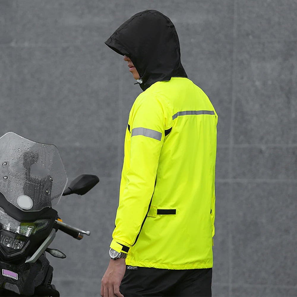 Motorsyklist godt synlig i reflekterende regndress under kjøring. Essensielt motorsykkelutstyr for sikkerhet.