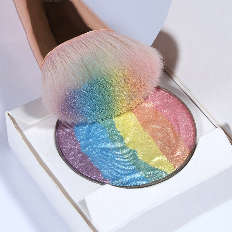 Skimmer regnbue highlighter palett for å skape glød og definisjon i ansiktet og øynene.