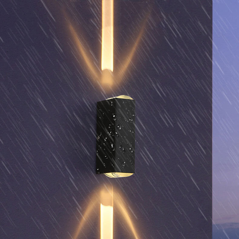 Vanntett rektangulær LED vegglampe. Gir jevnt, nøytralt lys og forsterker moderne arkitektur.