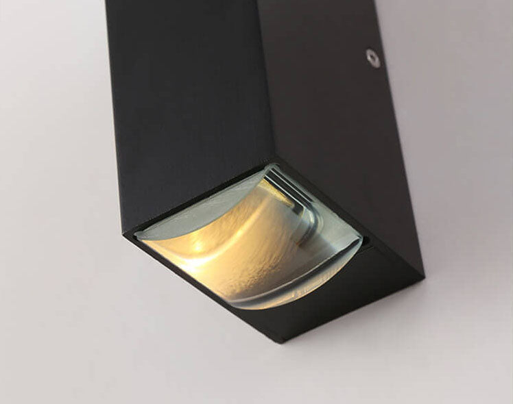 Energieffektiv LED utendørs vegglampe. Moderne rektangulært design, tilgjengelig med hvitt eller varmt lys.
