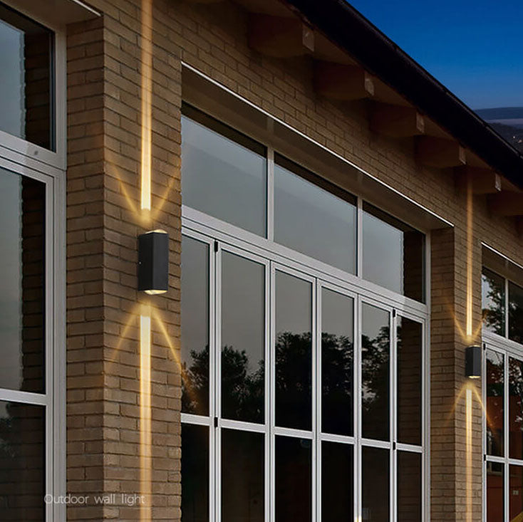 Utendørs LED vegglampe med moderne, rektangulær form. Gir effektiv og behagelig belysning i hagen.