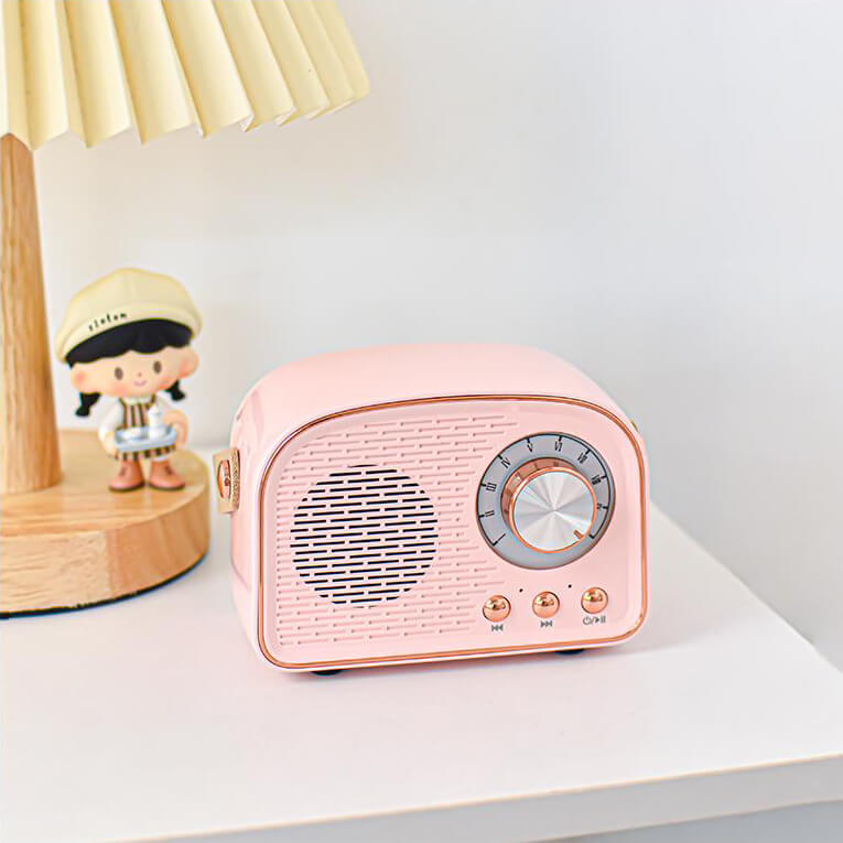 Stilren retro høyttaler som interiørdetalj. Perfekt hjemmehøyttaler for trådløs musikk.