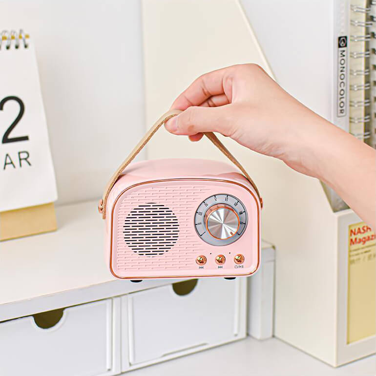 Nærbilde av retro Bluetooth høyttaler med detaljert vintage finish og klassiske kontroller.