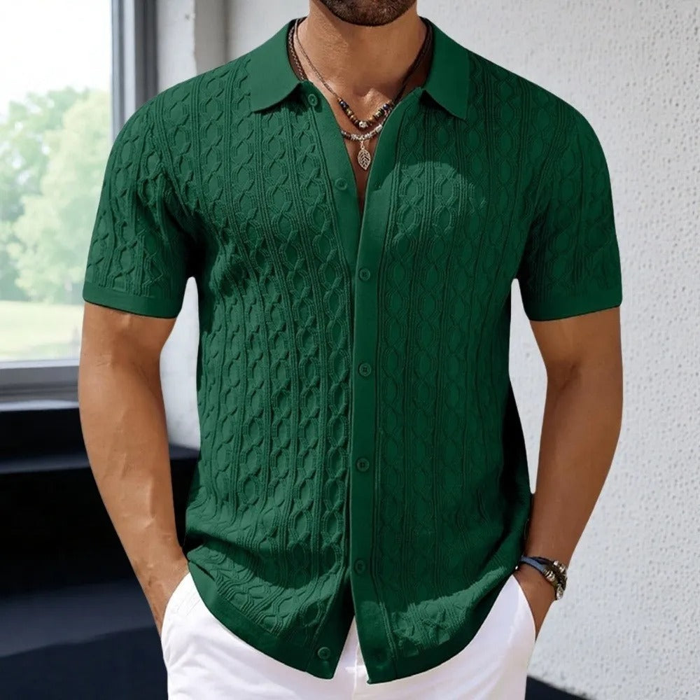 Nærbilde av det unike jacquardmønsteret på en elegant retro herrepolo. Tekstur og detaljer.