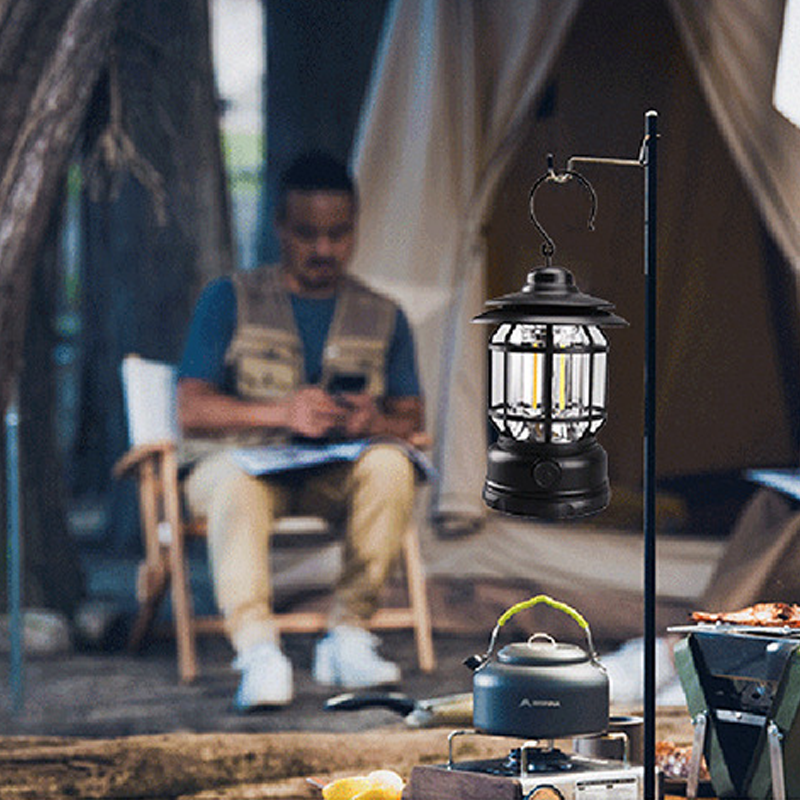 Retro LED campinglampe, bærbar for utendørs bruk, skaper magisk stemning i hage og på tur.