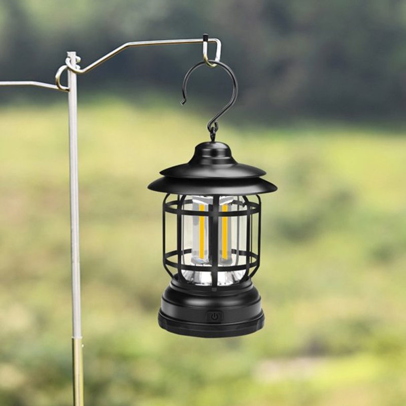 Energieffektiv retro LED-lanterne, bærbar for enkel transport og langvarig stemningslys ute.
