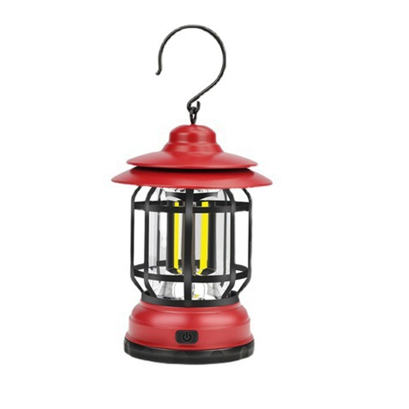 Enkel retro LED-lampe på campingbord, bærbar og oppladbar, gir behagelig stemningslys.