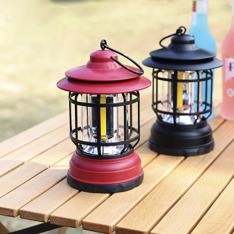 Oppladbar retro campinglanterne med varmt LED-lys, perfekt for koselig atmosfære og dekorasjon.