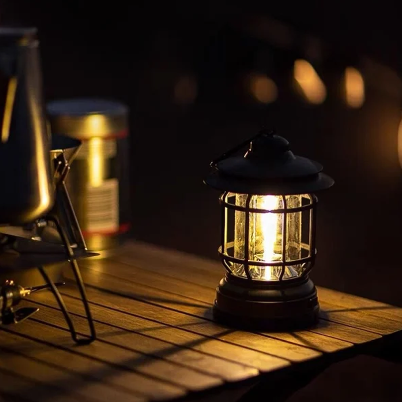 Dekorativ retro LED-lampe, bærbar for uteplassen, skaper en unik og koselig atmosfære om kvelden.