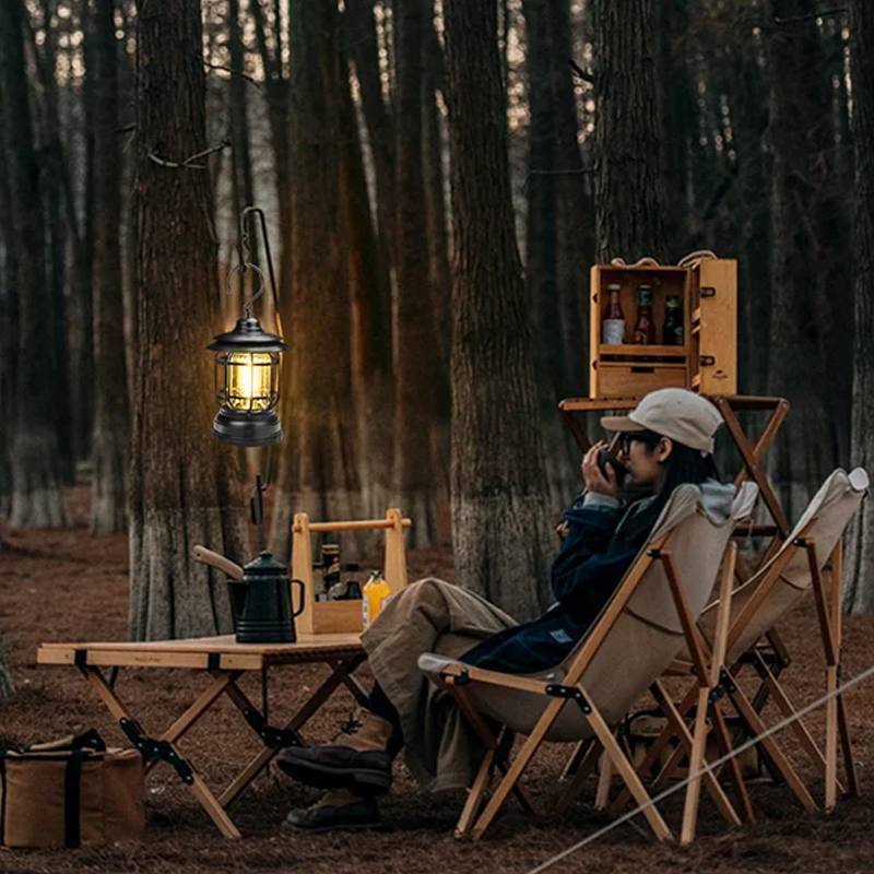Bærbar retro lyskilde med LED, oppladbar via USB, perfekt for campingtur og hagefest.