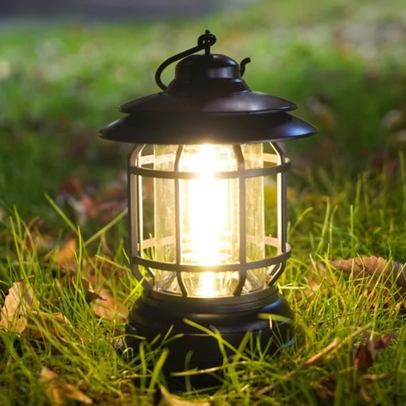 Vintageinspirert LED-campinglampe, bærbar og batteridrevet, gir varmt lys til enhver anledning.