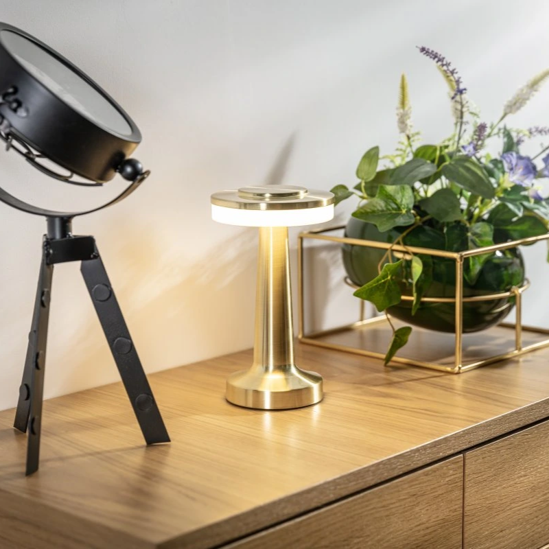 Rosegull retro bordlampe. Trådløs LED, dimbar og oppladbar. Elegant stemningslys til hjemmet.