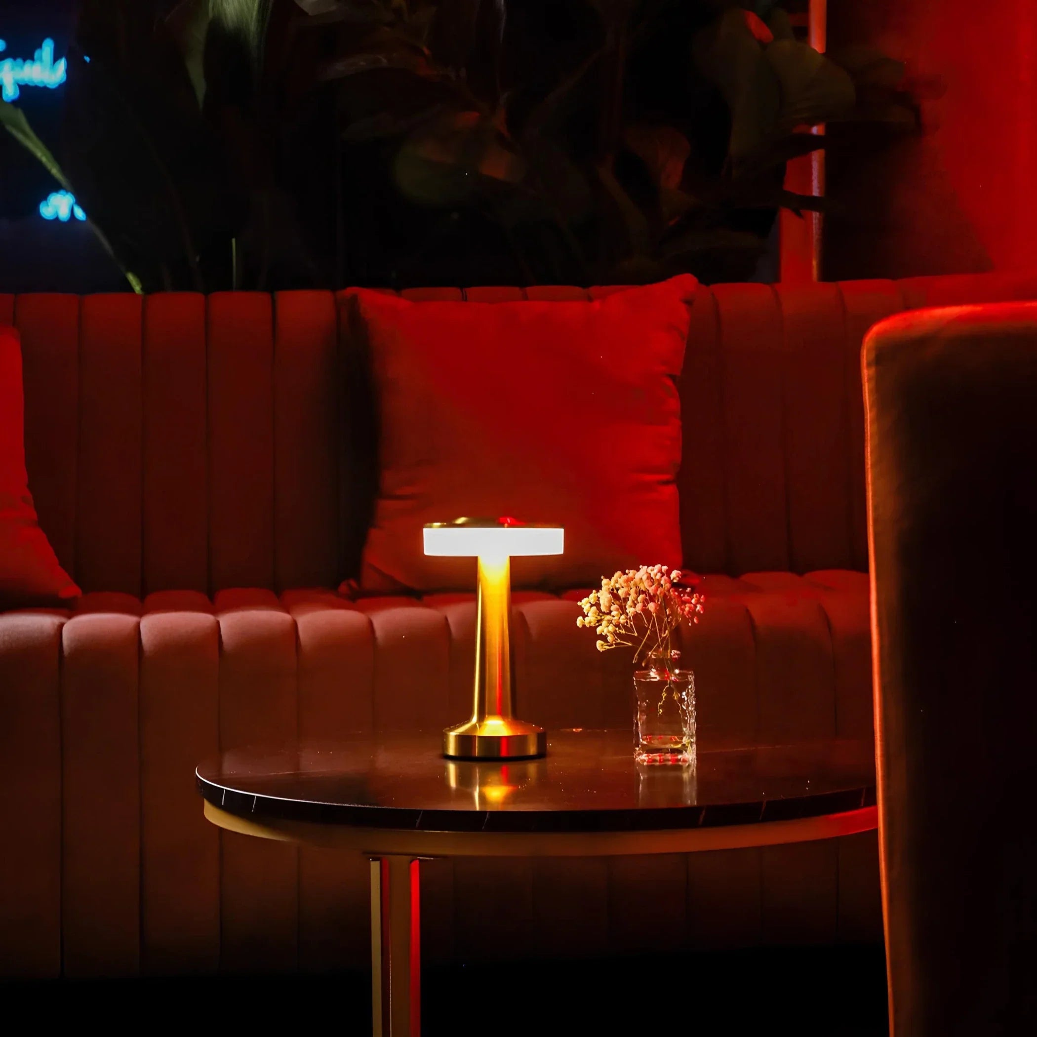 Dimbar retro LED bordlampe, trådløs og oppladbar. Gir stemningslys til soverom og stue.