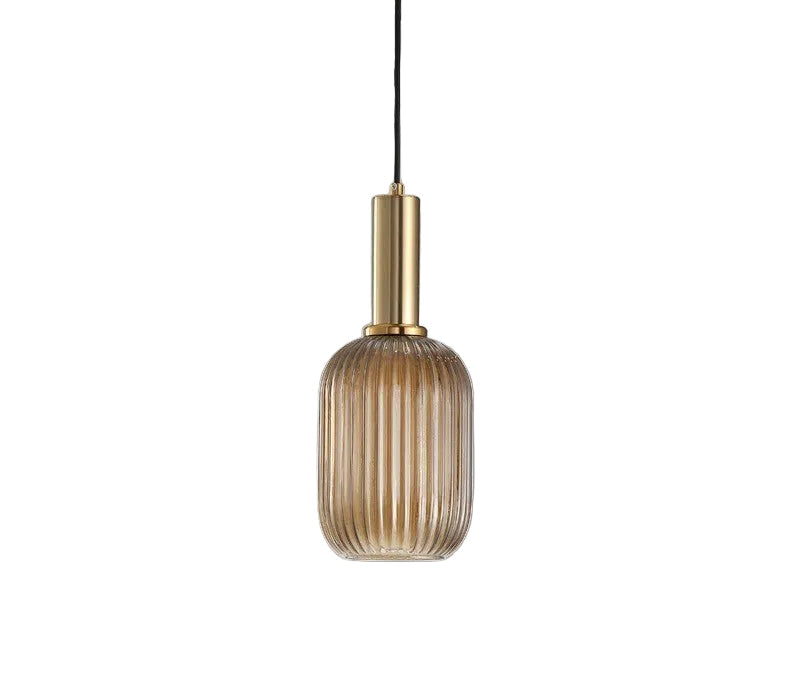 Retro pendellampe med fargerikt glass, skaper koselig stemningsbelysning.