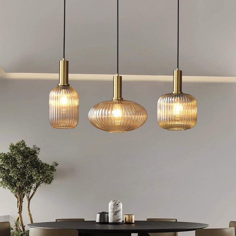 Vintage taklampe med fargespill, ideell for eklektisk interiør og dekor.