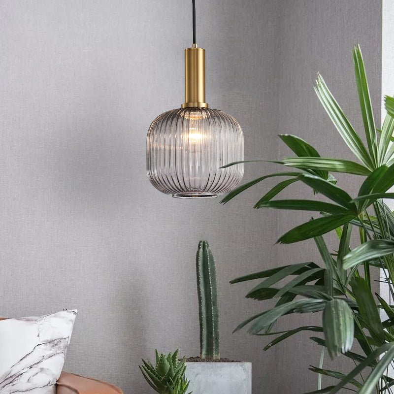 Designlampe i retrostil, fargerik pendellampe som gir koselig belysning.