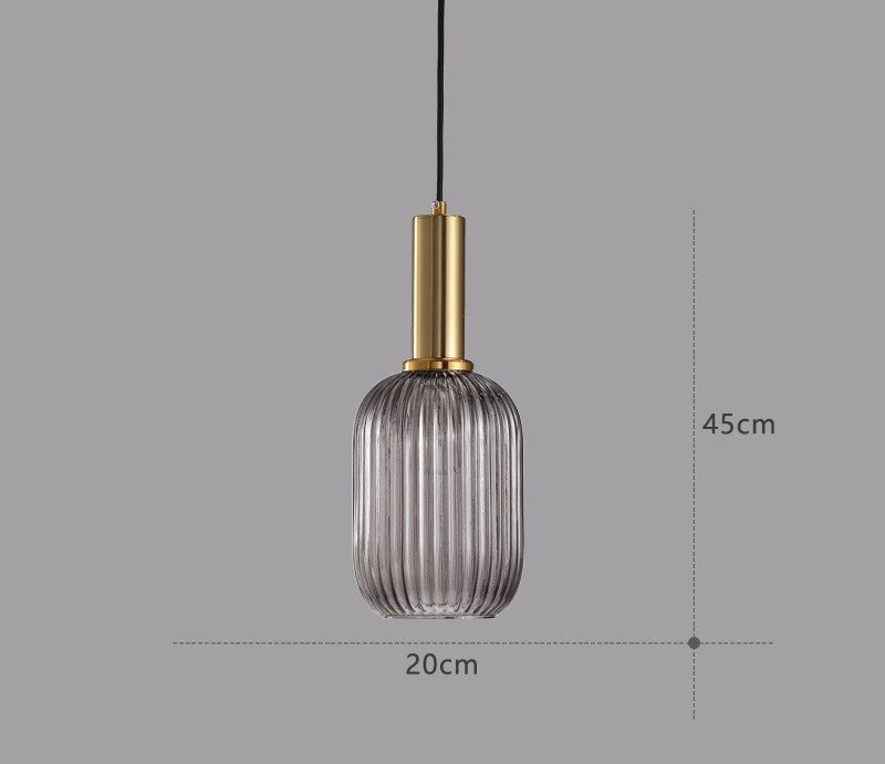 Moderne retro pendellampe med unikt fargespill for stemningsfull belysning.