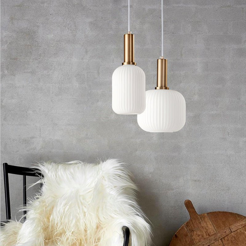 Unik vintage taklampe, fargerik retro pendellampe, stemningsskapende interiør.