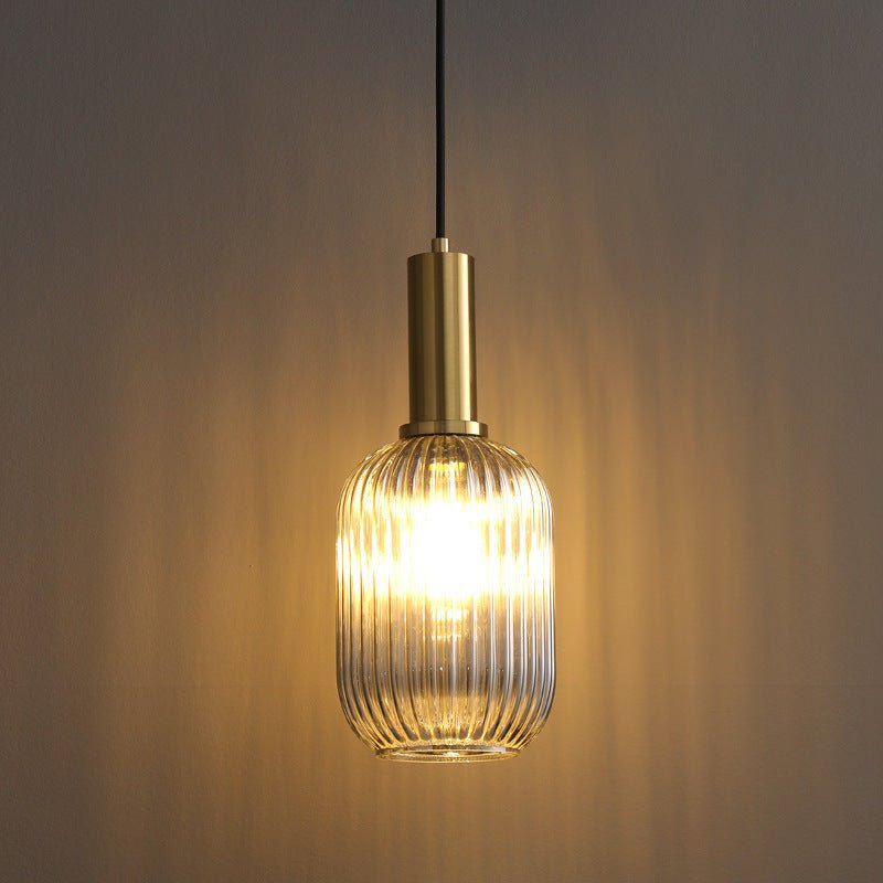 Koselig retro pendellampe med fargespill, designet for moderne belysning.