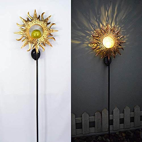 Vintage-inspirert solcellelampe til hagen, elegant utelys i retro design. Miljøvennlig hagepynt.