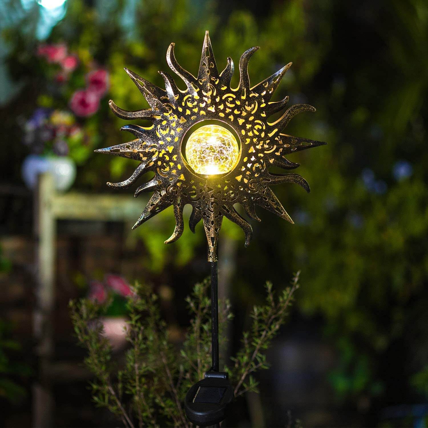 Robust jernlampe med solcelleteknologi. Perfekt retro utendørsbelysning som tåler vær og vind.