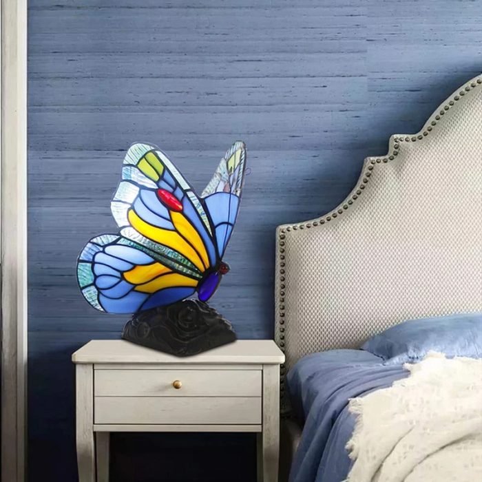 Dekorativ retro bordlampe med sommerfugldesign, ideell som blikkfang i ethvert rom.