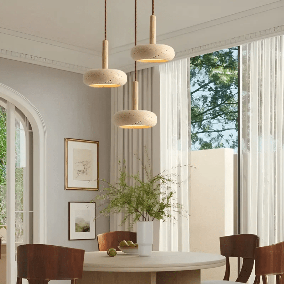 Elegant retro design taklampe i japansk stil. Skaper stemningsfull belysning for moderne hjem.