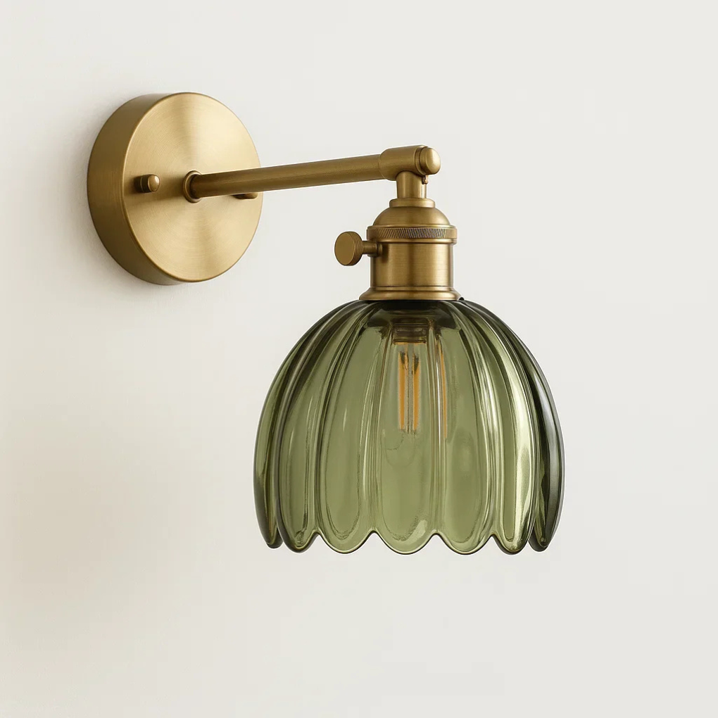 Nærbilde av tulipanformet glasskjerm på retro vegglampe. Skaper elegant, varmt stemningslys i hjemmet.