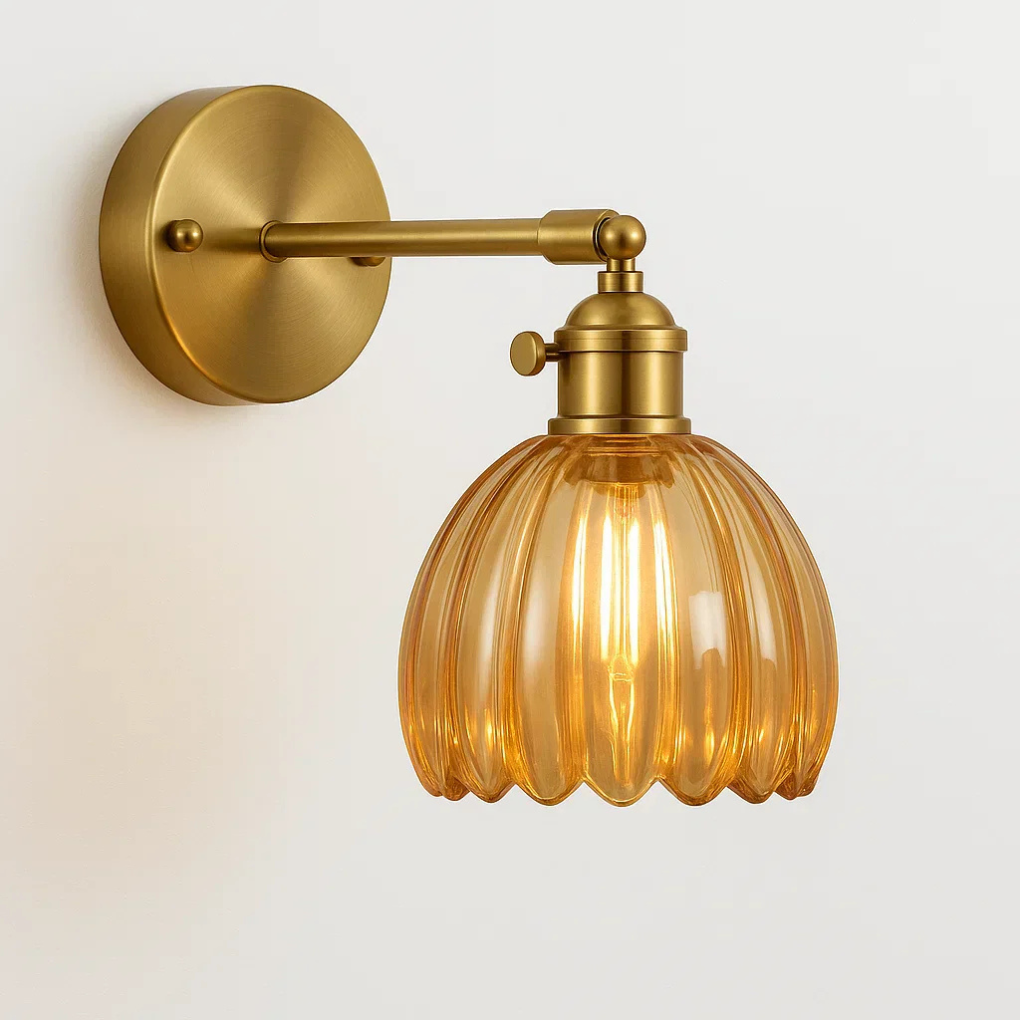 Veggmontert retro glasslampe med tulipandesign. En klassisk, elegant belysning for moderne interiørdekor.