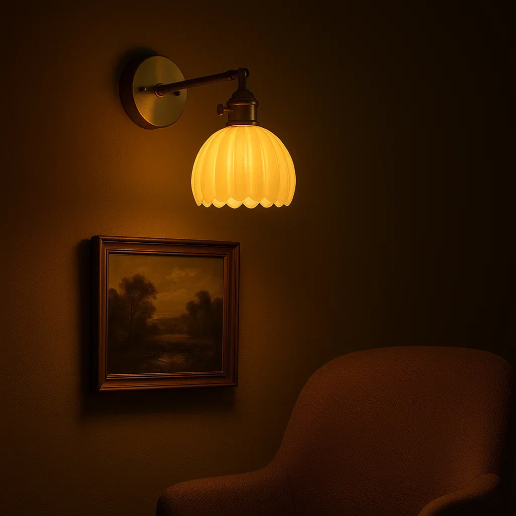Moderne retro vegglampe i glass med unikt tulipandesign. Gir elegant stemningslys til stuen eller gangen.