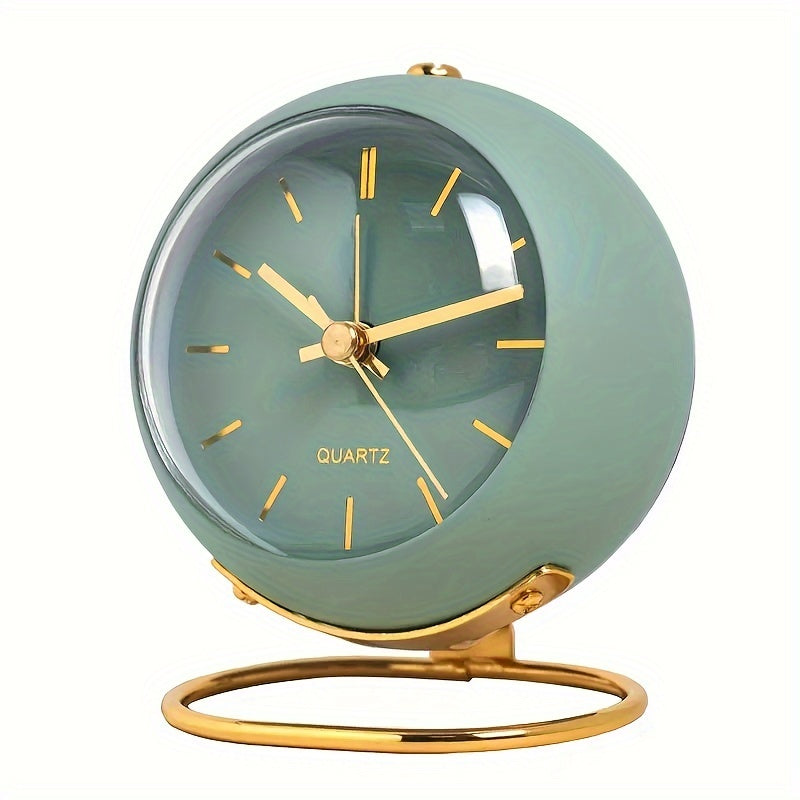Vintage design retro vekkerklokke i metall med analog visning og nattlys for soverommet.