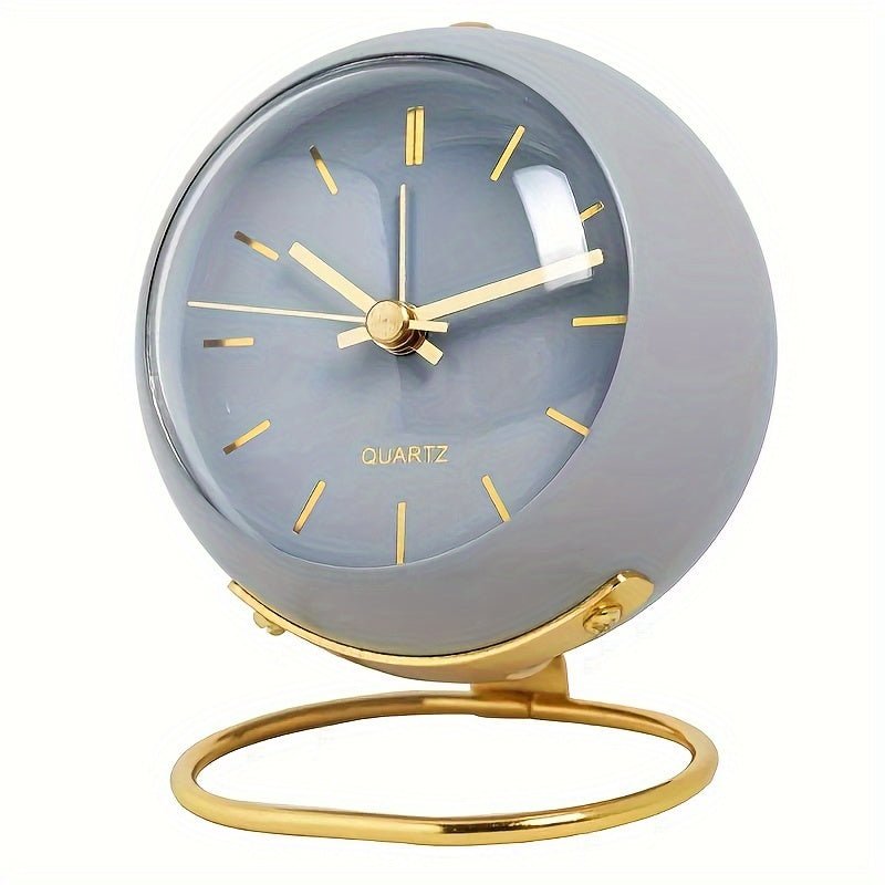 Elegant retro metallklokke med vintage utseende, analog visning, stille urverk og nattlys.