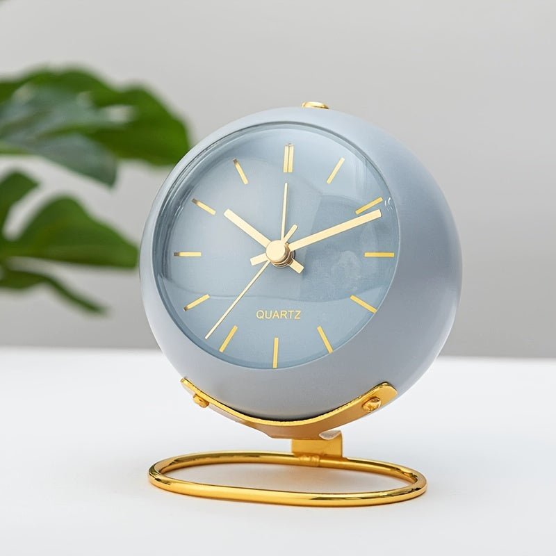 Kompakt retro reiseklokke med stille mekanisme, nattlys og tydelig analog display. Perfekt for nattbord.
