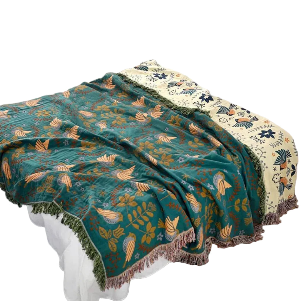 Reversibelt gulvteppe med fugler og blomster. Naturinspirert design perfekt for stue og interiør.