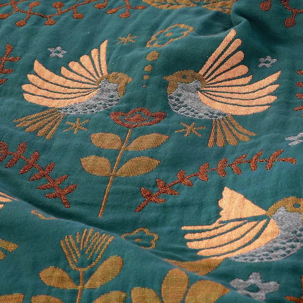 Maskinvaskbart gulvteppe for stue eller utendørs. Motiv av fargerike fugler og blomster, reversibelt.