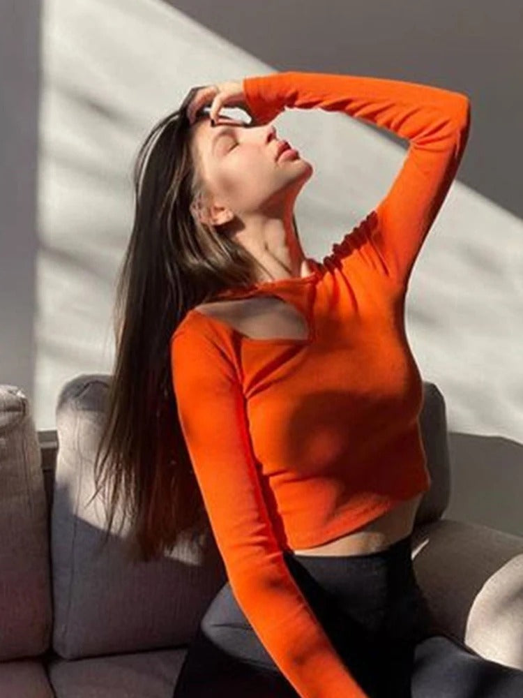 Langermet ribbestrikket crop top designet for kvinner, komfortabel og stilfull.