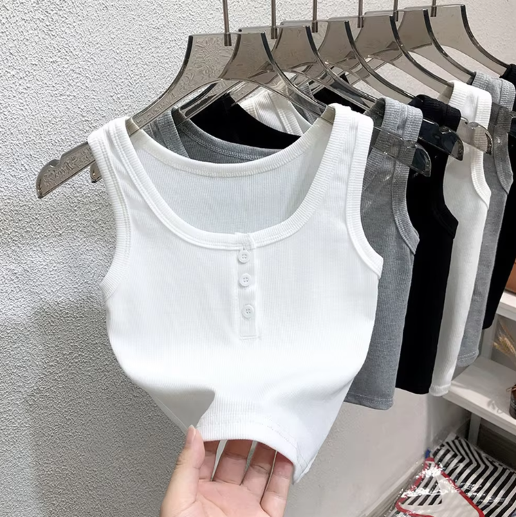 Stilren ribbestrikket tanktop for kvinner. Med knapper, egner seg både til hverdag og sommerselskap.