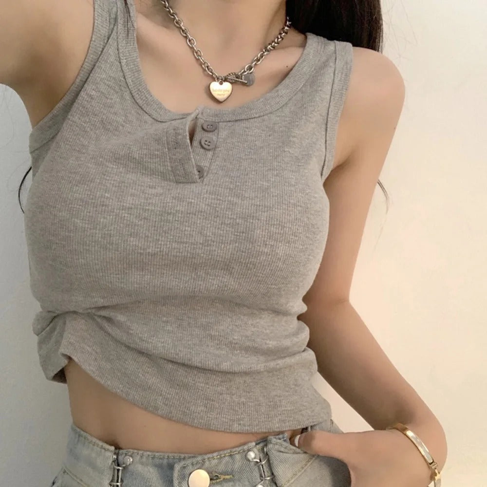 Nedknappet ribbestrikket tanktop for kvinner. Myk og behagelig, flott for varme dager eller lagdeling.