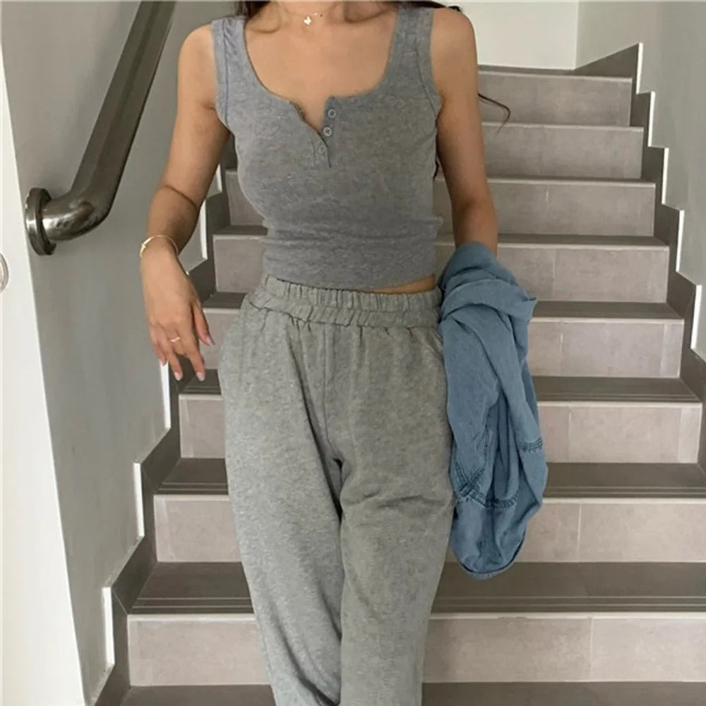 Trendy ermeløs tanktop i ribbestrikk for kvinner. Med knapper, ideell for en avslappet og stilfull look.
