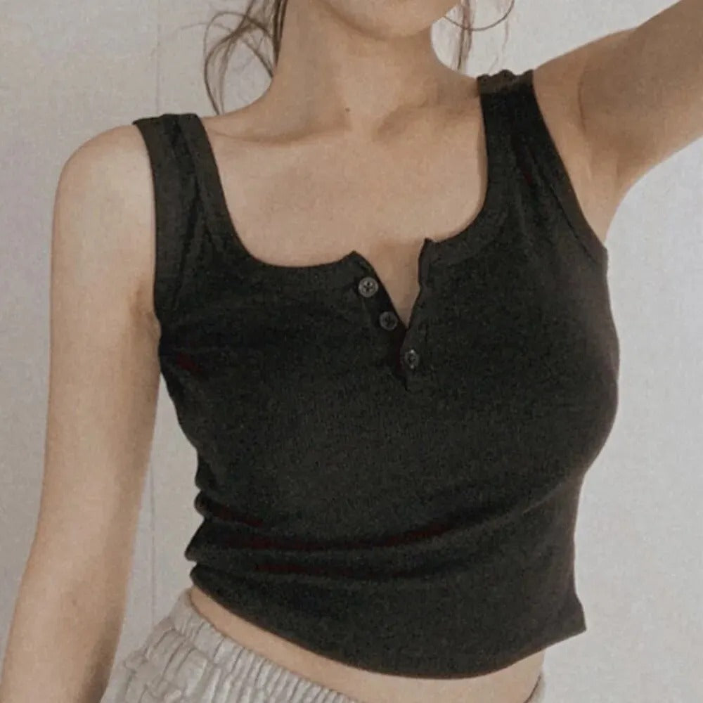 Kvinner poserer i en moderne nedknappet tanktop i ribbestrikk. Et must-have basisplagg.