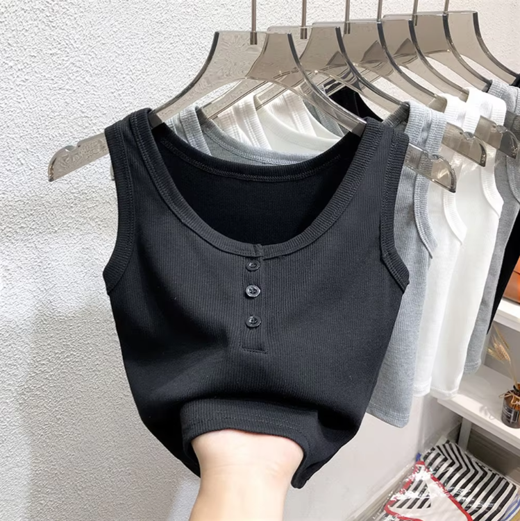 Detaljbilde av myk ribbestrikket tanktop med nedknappet front. Komfortabelt valg for kvinner.