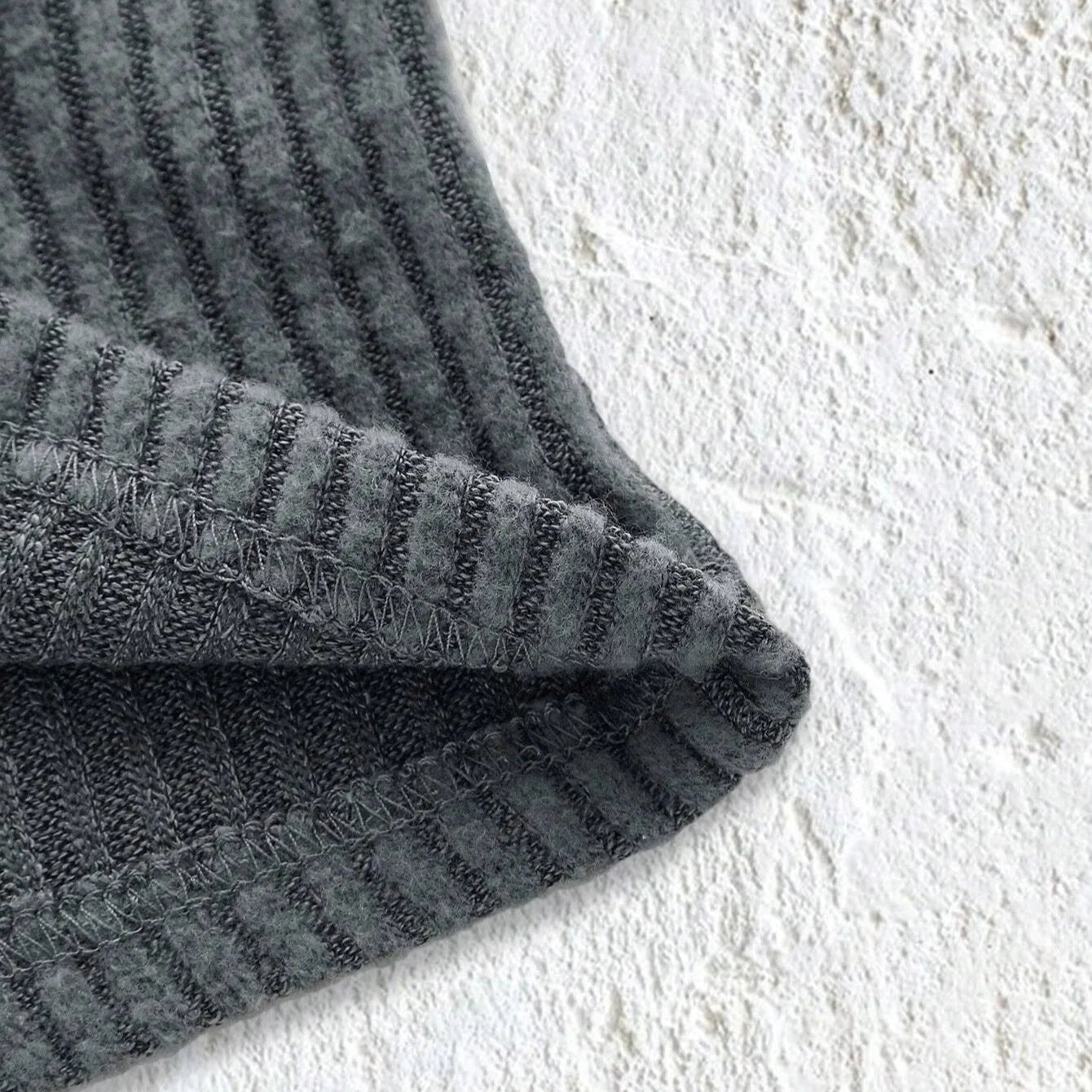 Ribbet, stroppeløs slim fit tube-topp for kvinner i aprikos. Trendy og komfortabel sommertopp.