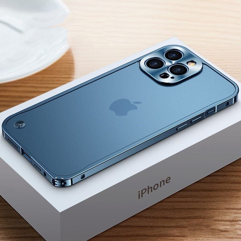 Lilla iPhone deksel i robust aluminium. Gir omfattende slagfast beskyttelse og et moderne utseende til mobilen.