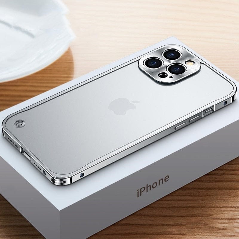 Premium aluminium og polykarbonat iPhone deksel. Slagfast og lettvektig med god passform og kamerabeskyttelse.