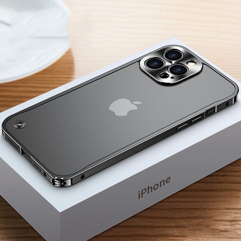 Slagfast iPhone tilbehør: Deksel i aluminium med forsterkede kanter for maksimal mobiltelefon beskyttelse.